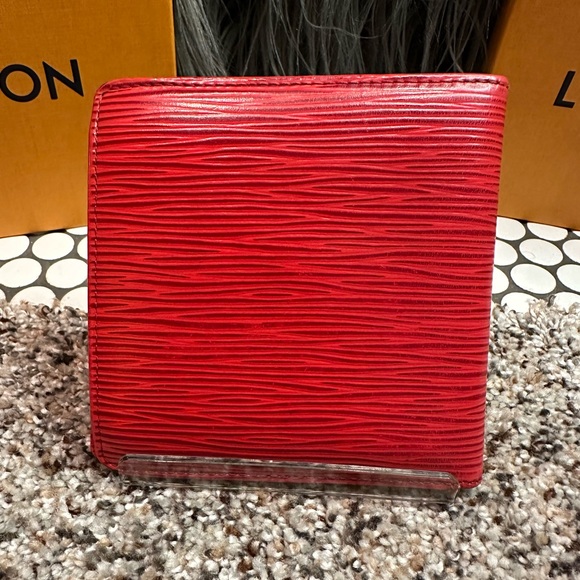 Louis Vuitton red Epi Men’s Wallet. - Picture 3 of 12